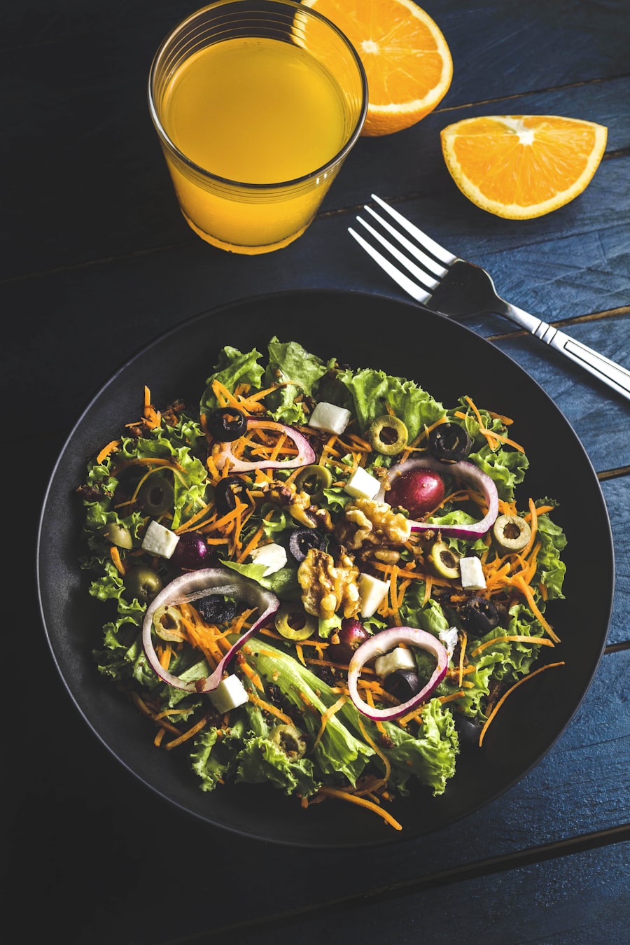 Bunter Salat mit Feta, Walnüssen und Oliven